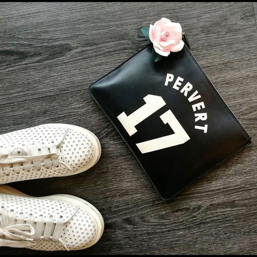 🎉🎉 SOLD 🎉🎉 Givenchy pervert 17 clutch pouch